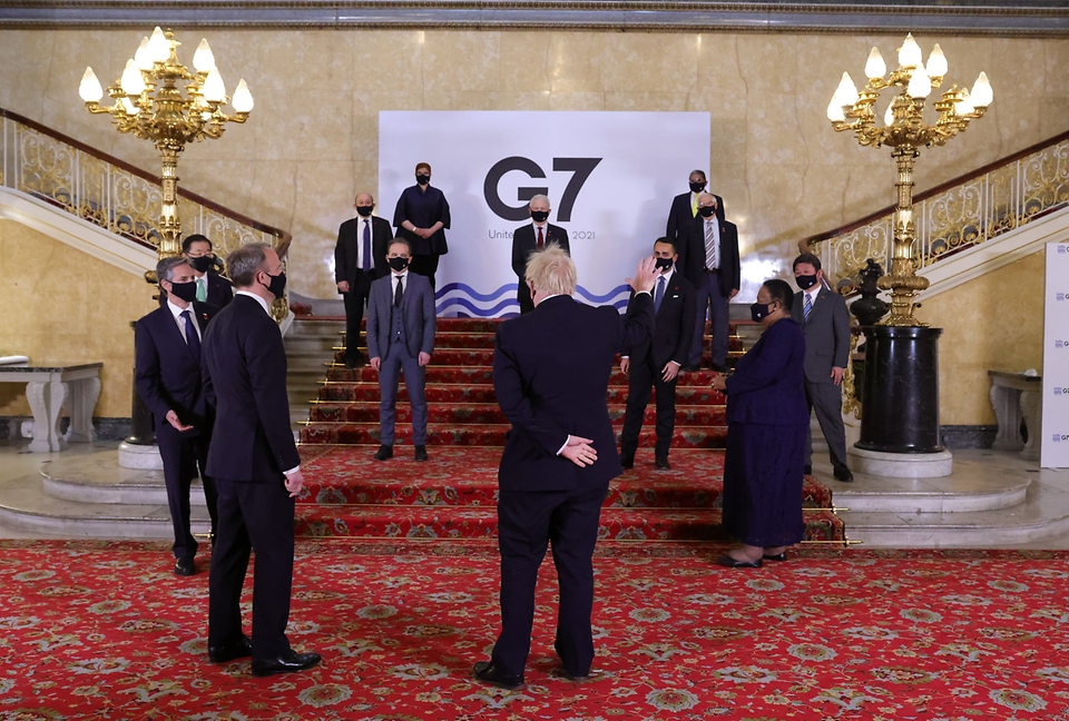 보리스 존슨 영국 총리가 5일(현지시간) 런던에서 열린 G7 외교장관 회의에 참여한 정의용 외교부 장관 등 각국 외교장관들과 포즈를 취하고 있다.