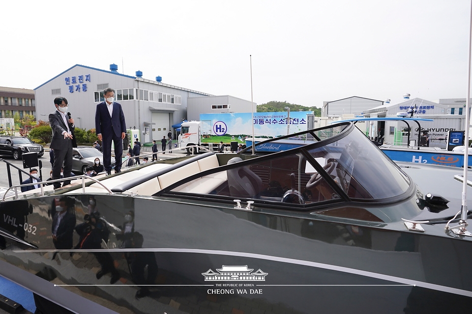 문재인 대통령이 6일 울산 남구 수소연료전지 실증화센터를 방문해 수소 선박을 둘러보며 설명을 듣고 있다.