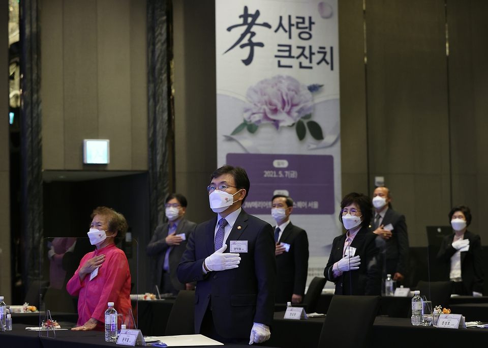 어버이날을 하루 앞두고 서울 종로구 JW메리어트 동대문 스퀘어에서 어버이날 효사랑 큰잔치가 온오프라인으로 열렸다. 이날 권덕철 보건복지부 장관이 참석해 어르신들에게 카네이션을 직접 달아드리고 효행실천 유공자 표창 수여도 했다.