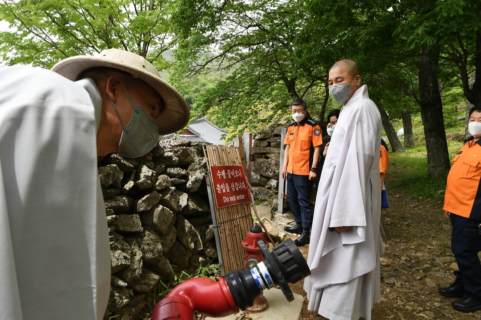 신열우 소방청장은 부처님 오신 날을 앞두고 6일 전남 순천시 송광사를 방문, 소화설비를 점검하고 있다.