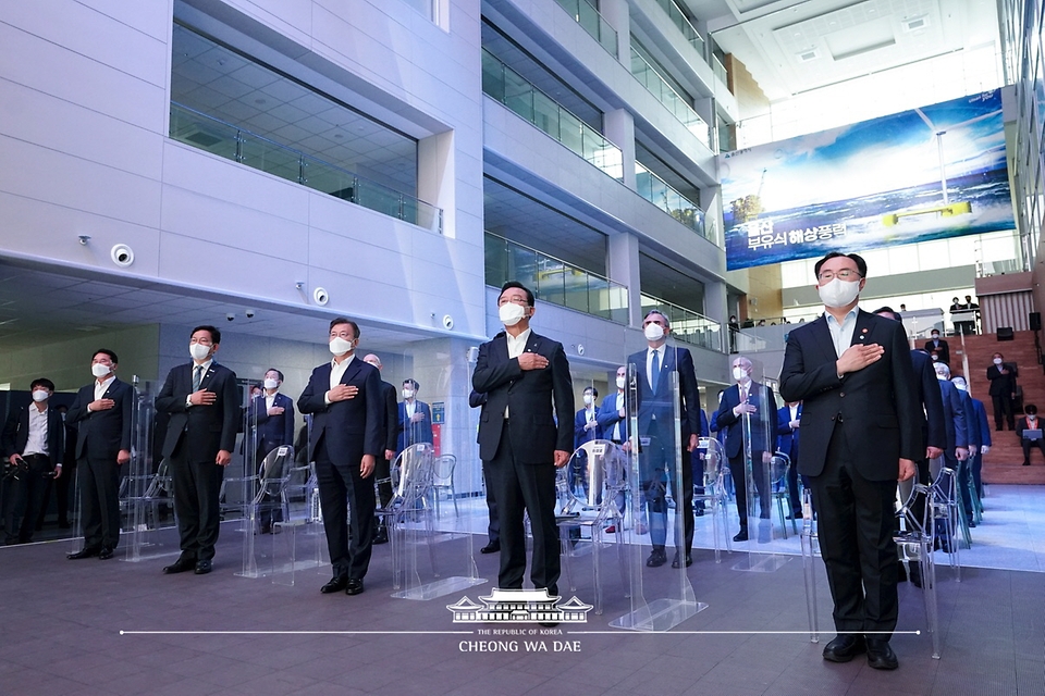 문재인 대통령이 6일 울산 남구 3D프린팅 지식산업센터에서 열린 ‘울산 부유식 해상풍력 전략 보고’에 참석해 국민의례를 하고 있다.