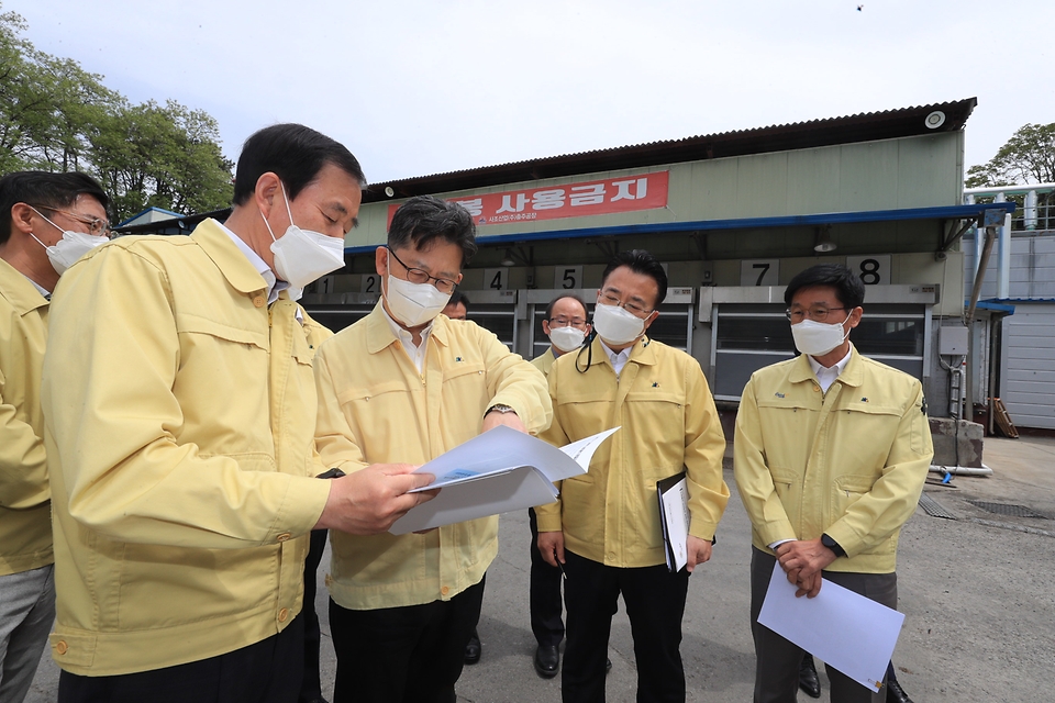 김현수 농림축산식품부 장관이 6일 오전 충청북도에 소재한 모돈 도축장을 방문하여 방역실태를 점검하고 있다.