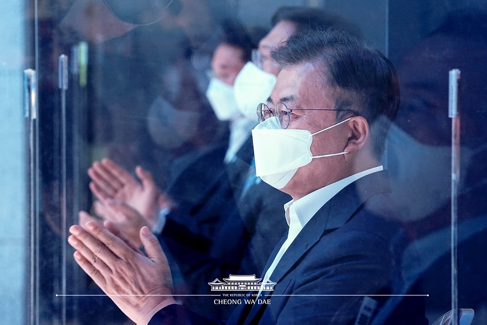 문재인 대통령이 6일 울산 남구 3D프린팅 지식산업센터에서 열린 ‘울산 부유식 해상풍력 전략 보고’에 참석해 박수치고 있다.