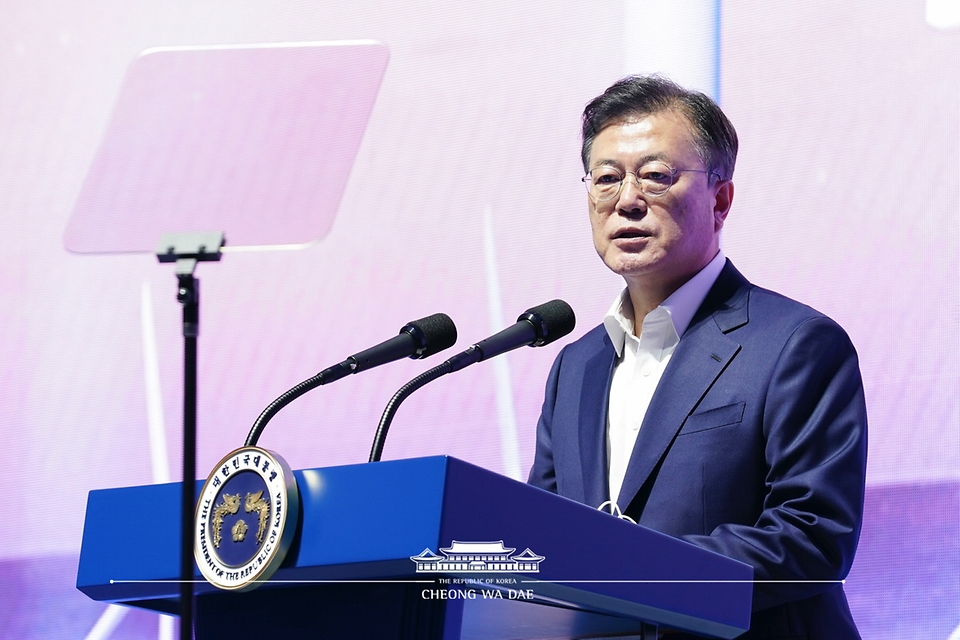 문재인 대통령이 6일 울산 남구 3D프린팅 지식산업센터에서 열린 ‘울산 부유식 해상풍력 전략 보고’에 참석해 발언하고 있다.
