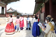 <p>11일 서울 종로구 경복궁 자유 관람에 참여한 청각장애인들이 경복궁 안내실에 비치된 수어해설 전용 홍보물에 탑재된 정보무늬(QR 코드)를 모바일로 인식시키면 펼쳐지는 수어해설영상을 보면서 경복궁을 관람하고 있다. 이날 관계자 및 경복궁 해설사들이 QR 코드 인식 방법 등을 설명해주며 함께 관람시간을 보냈다.</p>