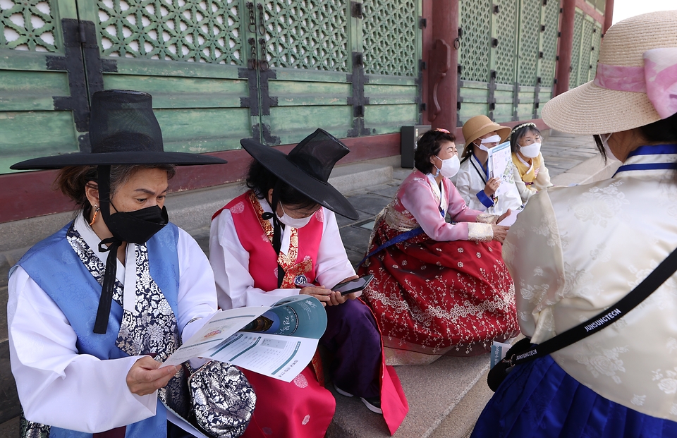 <p>11일 서울 종로구 경복궁 자유 관람에 참여한 청각장애인들이 경복궁 안내실에 비치된 수어해설 전용 홍보물에 탑재된 정보무늬(QR 코드)를 모바일로 인식시키면 펼쳐지는 수어해설영상을 보면서 경복궁을 관람하고 있다. 이날 관계자 및 경복궁 해설사들이 QR 코드 인식 방법 등을 설명해주며 함께 관람시간을 보냈다.</p>