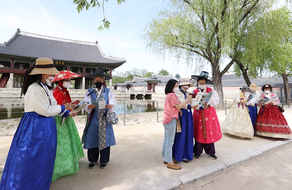 <p>11일 서울 종로구 경복궁 자유 관람에 참여한 청각장애인들이 경복궁 안내실에 비치된 수어해설 전용 홍보물에 탑재된 정보무늬(QR 코드)를 모바일로 인식시키면 펼쳐지는 수어해설영상을 보면서 경복궁을 관람하고 있다. 이날 관계자 및 경복궁 해설사들이 QR 코드 인식 방법 등을 설명해주며 함께 관람시간을 보냈다.</p>