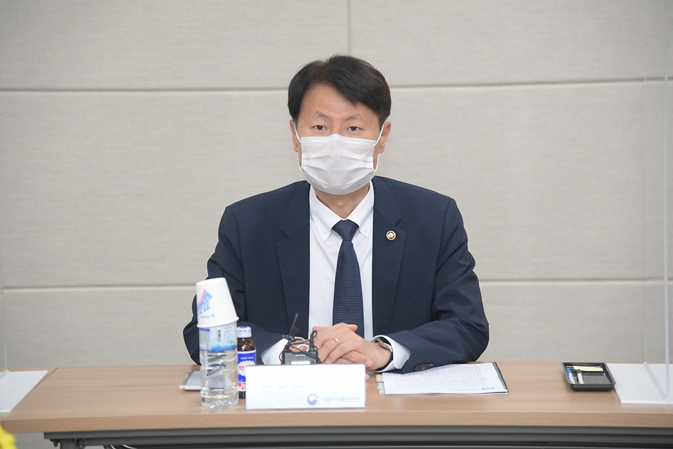 김강립 식품의약품안전처장이 12일 충남 천안시 소재 주사제 업체 ‘동아에스티’에서 ‘의약품 제조·품질 관리 혁신전략 추진회의’를 하고 있다.