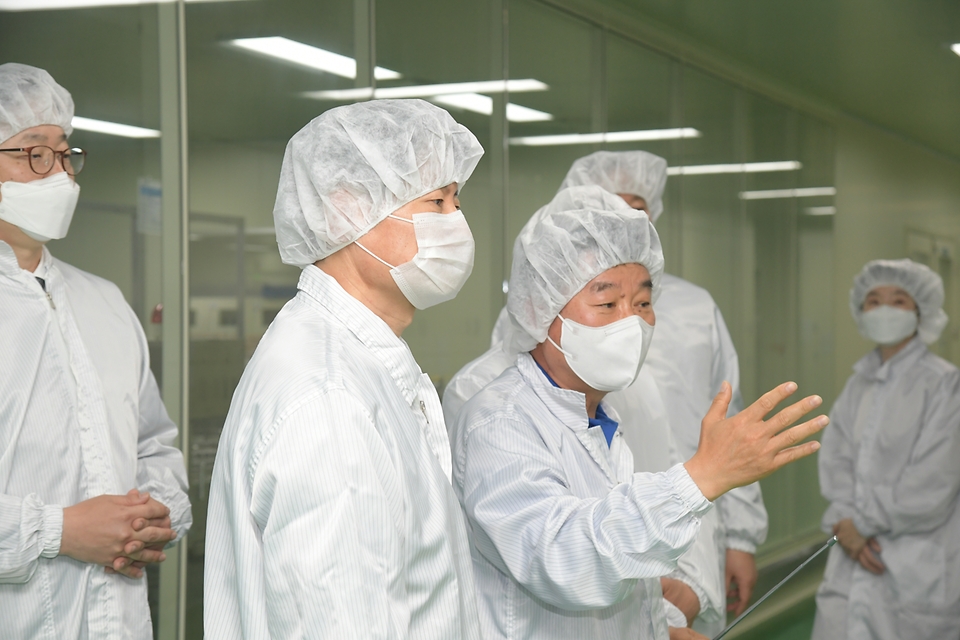 김강립 식품의약품안전처장이 12일 충남 천안시 소재 주사제 업체 ‘동아에스티’에 방문해 제조 현장을 살펴보고 있다.