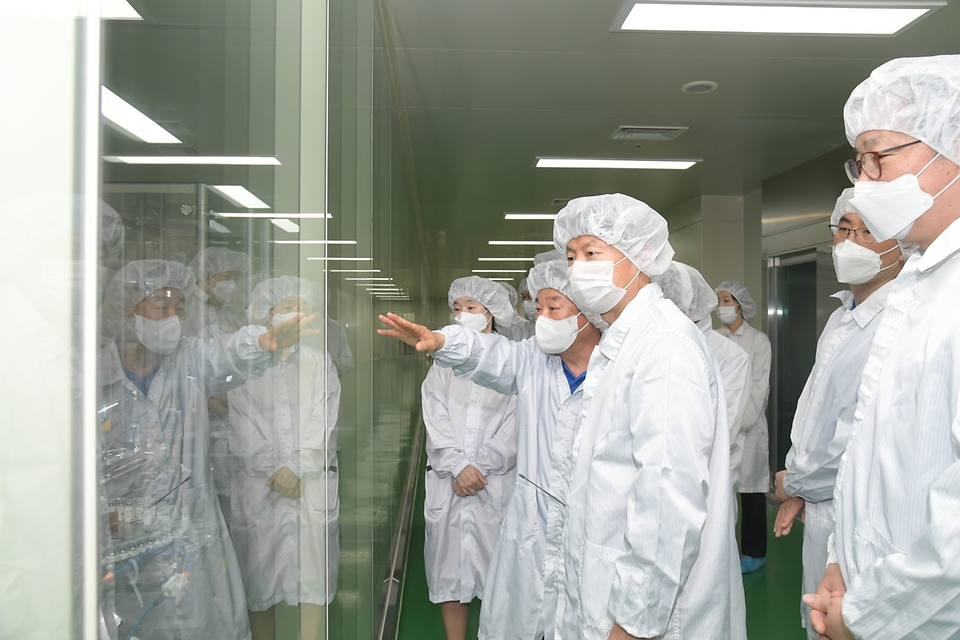 김강립 식품의약품안전처장이 12일 충남 천안시 소재 주사제 업체 ‘동아에스티’에 방문해 제조 현장을 살펴보고 있다.