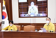 홍남기 경제부총리 겸 기획재정부 장관이 12일 서울 종로구 정부서울청사에서 열린 비상경제 중앙대책본부 회의에서 발언하고 있다.