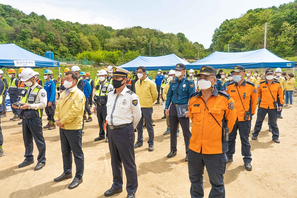 12일 오후 경북 영주 덕암터널 인근(영주역∼어등역)에서 ‘철도 대형사고 실제훈련’이 진행되고 있다.