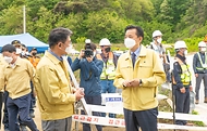 황성규 국토교통부 제2차관이 12일 오후 경북 영주시 덕암터널 인근(영주역∼어등역)에서 진행된 철도 사고 대응을 위한 훈련 현장에서 관계자와 대화하고 있다.