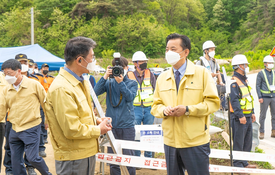 황성규 국토교통부 제2차관이 12일 오후 경북 영주시 덕암터널 인근(영주역∼어등역)에서 진행된 철도 사고 대응을 위한 훈련 현장에서 관계자와 대화하고 있다.