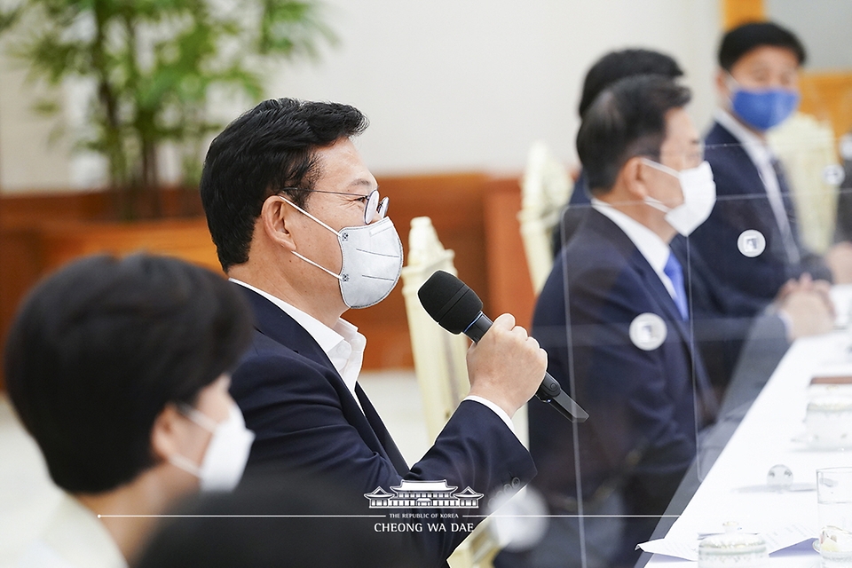 송영길 더불어민주당 대표가 14일 오전 청와대에서 열린 더불어민주당 지도부 초청 간담회에서 발언하고 있다.