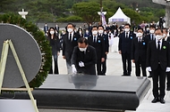 김부겸 국무총리가 18일 광주 북구 국립 5·18 민주묘지에서 열린 제41주년 5·18 민주화운동 기념식에서 기념사하고 있다. 