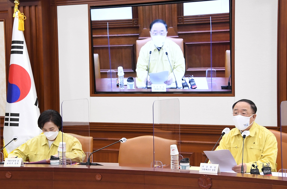 홍남기 경제부총리 겸 기획재정부 장관이 28일 서울 광화문 정부서울청사에서 열린 ‘제36차 비상경제 중앙대책본부회의’를 주재, 모두발언을 하고 있다.