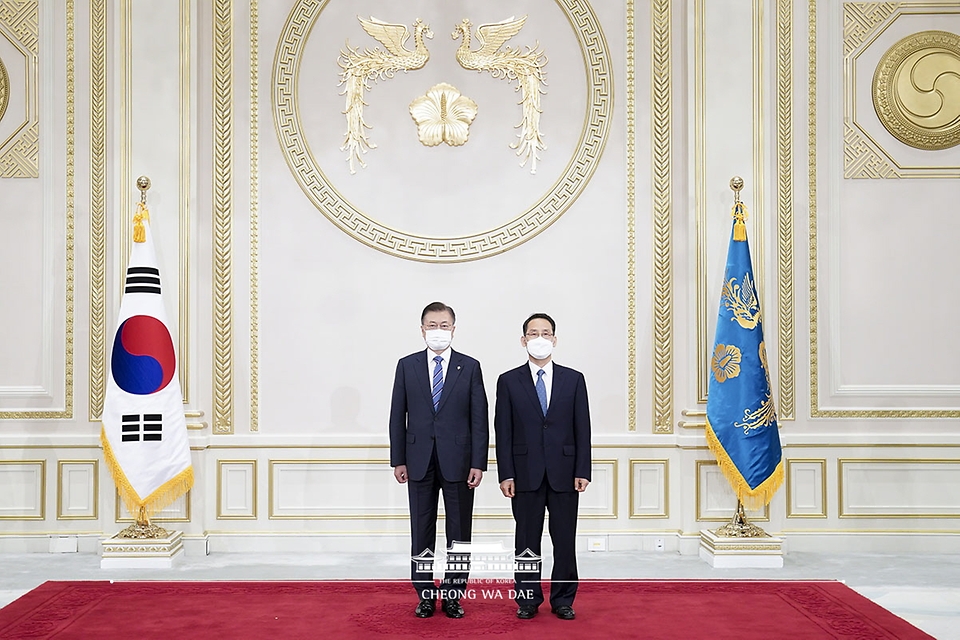 문재인 대통령이 1일 오후 청와대에서 김성은 주브루나이대사에게 신임장 수여 후 기념촬영을 하고 있다. 
