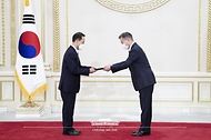 문재인 대통령이 1일 오후 청와대에서 김성은 주브루나이대사에게 신임장을 수여하고 있다. 