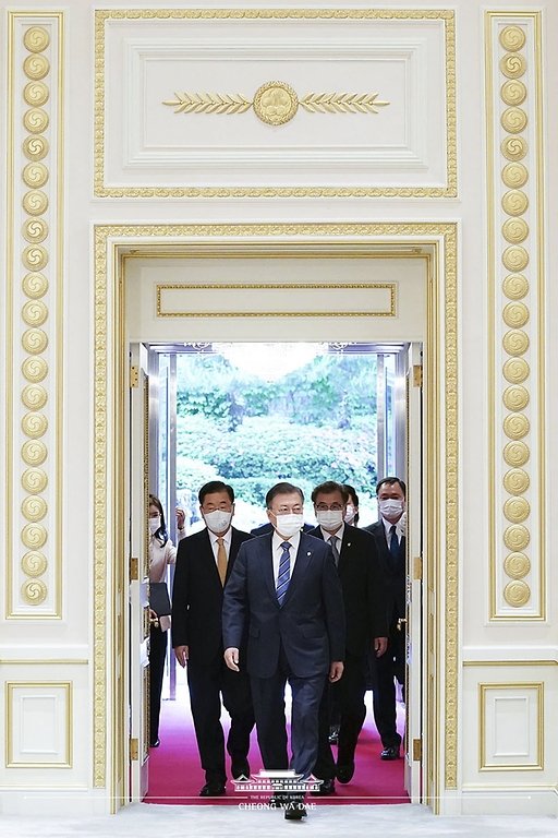 문재인 대통령이 1일 오후 청와대에서 열린 신임 대사 신임장 수여식에 참석하고 있다.