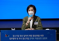 31일 오후 서울 영등포구 중소기업중앙회에서 열린 ‘중소기업 청년 일자리 매칭 활성화를 위한 업무협약 및 우수 중소기업 온택트 채용동향 설명회’에서 유은혜 사회부총리 겸 교육부 장관이 발언하고 있다.