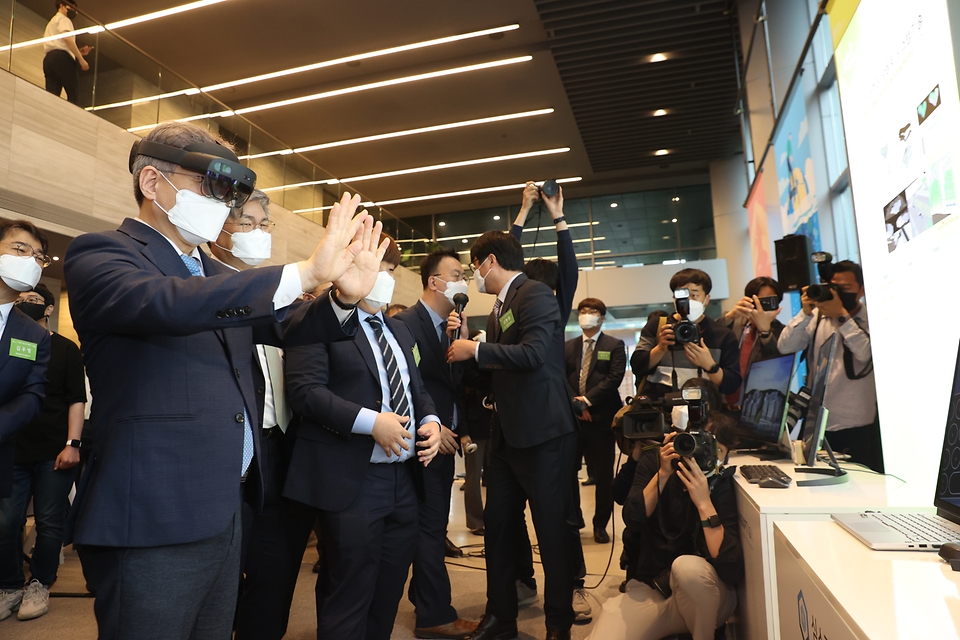 권칠승 중소벤처기업부 장관이 3일 서울 종로 지플랜트에서 열린 ‘자상한 기업 업무협약식’에서 기술부스 전시 투어를 하고 있다.