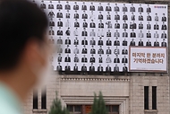 11일 6월 호국보훈의 달을 맞아 6·25전쟁 참전용사들의 사진이 ‘마지막 한 분까지 기억하겠습니다’라는 문구와 함께 대형 현수막으로 제작되어 설치되어 있다. 