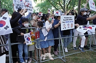 13일 오후(현지시간) 오스트리아 비엔나에서 교민들이 문재인 대통령과 김정숙 여사의 방문을 환영하고 있다.