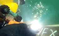 15일 경남 창원 진해만 일대에서 열린 한미 연합 구조전 훈련에서 양국 구조대원들이 표면공급공기잠수(SSDS) 장비를 착용 후 가상의 손상 함정에 접근하여 수중용접을 실시하고 있다. (출처=대한민국 해군 페이스북)