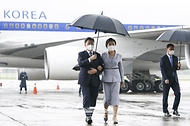 영국 G7 정상회의와 오스트리아, 스페인 국빈 방문을 마친 문재인 대통령과 부인 김정숙 여사가 18일 오전 경기 성남 서울공항에 도착하고 있다.