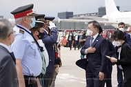 스페인 국빈 방문을 마친 문재인 대통령이 17일 오후(현지시간) 바르셀로나 엘프라트 공항에서 귀국을 위해 공군1호기에 오르기 전 환송을 받고 있다.