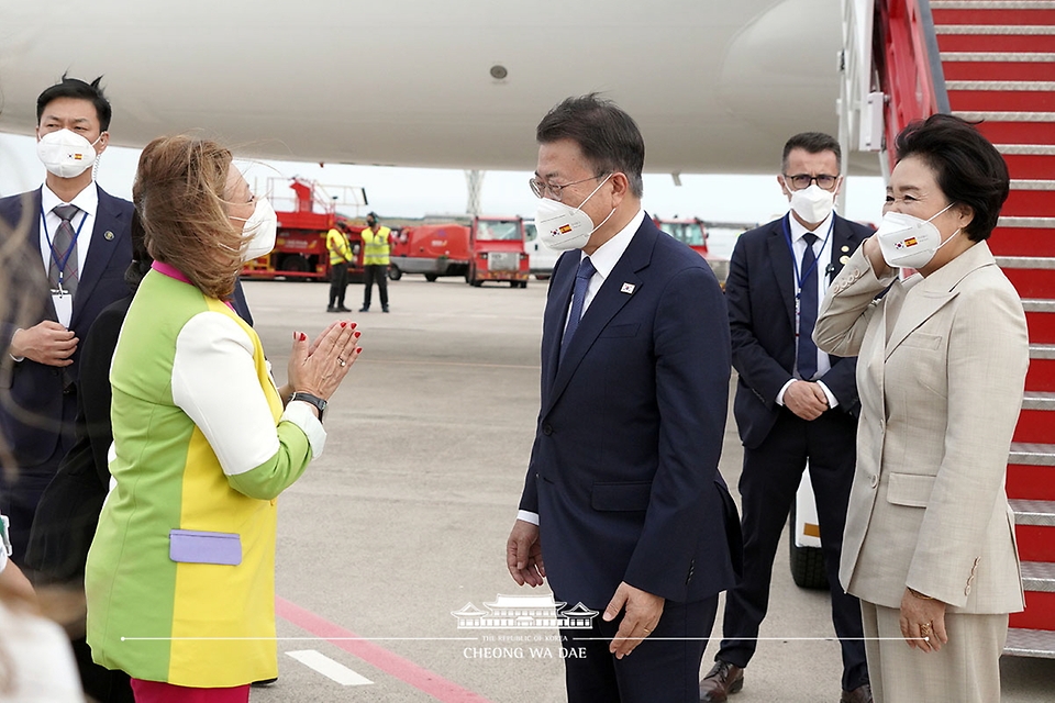 스페인을 국빈 방문 중인 문재인 대통령과 부인 김정숙 여사가 16일(현지시간) 스페인 바르셀로나 엘프라트 공항에 도착해 환영인사와 인사나누고 있다.