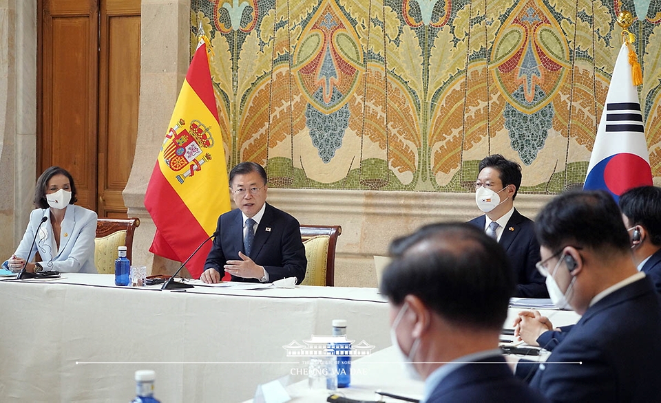스페인을 국빈 방문 중인 문재인 대통령이 17일 오전(현지시간) 바르셀로나 산 파우 병원에서 열린 ‘한·스페인 관광산업 라운드테이블’에서 발언하고 있다.