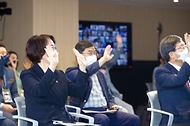 임혜숙 과학기술정보통신부 장관이 18일 오후 서울 성북구 고려대학교에서 열린 ‘한국형 아이코어(I-Corps) 발대식’에 참석해 손 인사를 하고 있다.