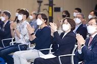 임혜숙 과학기술정보통신부 장관이 18일 오후 서울 성북구 고려대학교에서 열린 ‘한국형 아이코어(I-Corps) 발대식’에 참석해 박수를 치고 있다.