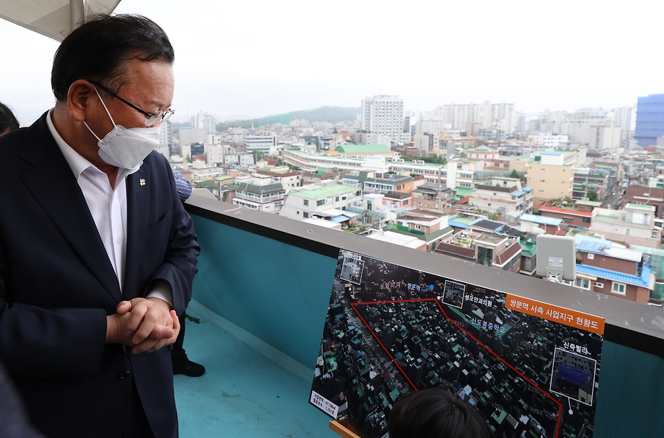 김부겸 국무총리가 18일 도봉구 쌍문역 도심 공공주택 후보지를 방문해 아파트 옥상에서 사업 현황을 보고 받은 후 주택가 일대를 살펴보고 있다. 