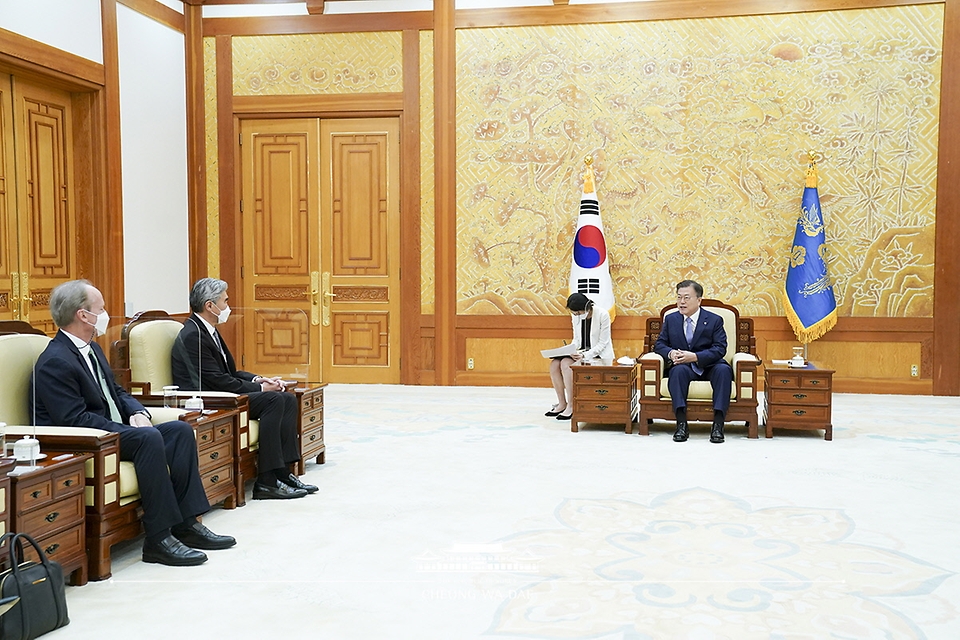 문재인 대통령이 22일 오후 청와대에서 방한 중인 성 김 미국 국무부 대북정책특별대표를 접견하고 있다.