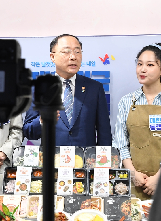 홍남기 경제부총리 겸 기획재정부 장관이 24일 오후 서울 목동 행복한백화점에서 열린 대한민국 동행세일 행사 라이브커머스에 출연해 (주)미스터네이처 로칼도시락을 판매하고 있다.