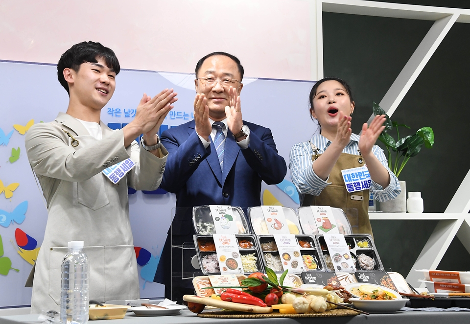 홍남기 경제부총리 겸 기획재정부 장관이 24일 오후 서울 목동 행복한백화점에서 열린 대한민국 동행세일 행사 라이브커머스에 출연해 (주)미스터네이처 로칼도시락을 판매하고 있다.