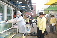 김강립 식품의약품안전처장이 여름철 식중독 예방을 위해 6일 충남 대천 해수욕장 인근의 횟집을 현장 점검하고 있다.