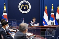 문재인 대통령이 7일 청와대 여민관에서 열린 마크 루터 네덜란드 총리와의 화상 정상회담에서 발언하고 있다.