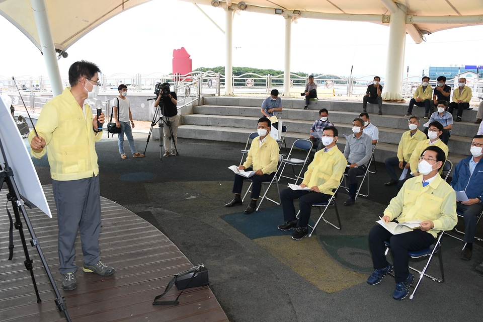 문성혁 해양수산부 장관이 12일 오후 집중호우로 피해를 본 전남 강진군 양식장을 방문해 피해 현황을 보고받고 있다. 