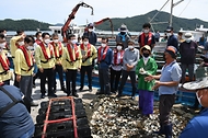 문성혁 해양수산부 장관이 12일 오후 집중호우로 피해를 본 전남 강진군 양식장을 방문해 어민들로부터 피해 상황을 청취하고 있다.