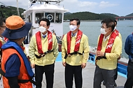 문성혁 해양수산부 장관이 12일 오후 집중호우로 피해를 본 전남 강진군 양식장을 방문해 피해 현장을 살피고 있다. 