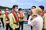 문성혁 해양수산부 장관이 12일 오후 집중호우로 피해를 본 전남 강진군 양식장을 방문해 어민들로부터 피해 상황을 청취하고 있다.