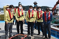 문성혁 해양수산부 장관이 12일 오후 집중호우로 피해를 본 전남 강진군 양식장을 방문해 피해 현장을 살피고 있다. 