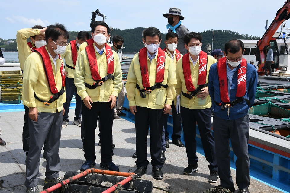 문성혁 해양수산부 장관이 12일 오후 집중호우로 피해를 본 전남 강진군 양식장을 방문해 피해 현장을 살피고 있다. 