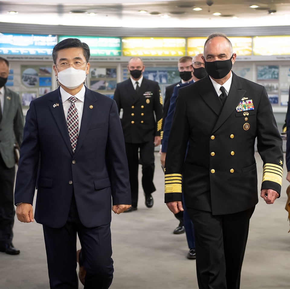 서욱 국방부 장관이 14일 오전 서울 용산구 국방부 청사에서 방한 중인 찰스 리처드 미군 전략사령관과 접견장으로 향하고 있다. 