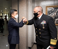 서욱 국방부 장관이 14일 오전 서울 용산구 국방부 청사에서 방한 중인 찰스 리처드 미군 전략사령관과 인사를 나누고 있다.