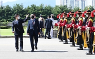서욱 국방부 장관과 벤 월러스 영국 국방 장관이 21일 서울 용산구 국방부 청사에서 회담 전 전통 의장대 도열을 하고 있다.